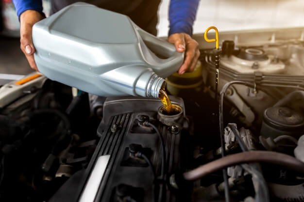 mecanico automoviles reemplaza vierte aceite nuevo motor estacion servicio reparacion mantenimiento 39420 274
